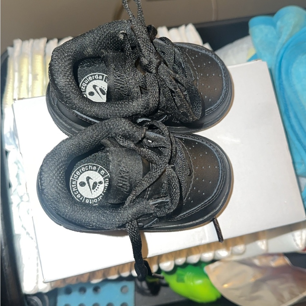 Nike Black Sneakers Classic Low-Top Design